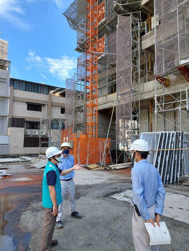 高市勞工局與職安署同步執行大型建案工安勞檢。（翻攝照片／高雄洪靖宜傳真）