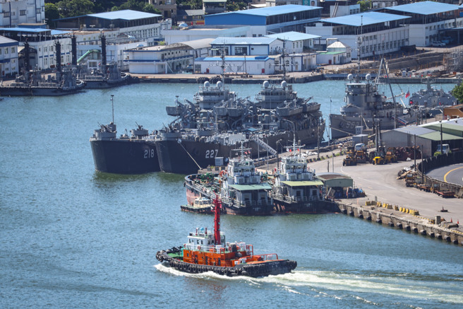 裴洛西访台后，中共在台海大规模军演，并暂停与美方在气候变迁等领域的合作。美国专家分析美中关系将走向动盪。图为台湾军舰6日午后停泊基隆港东岸。(图／中央社)