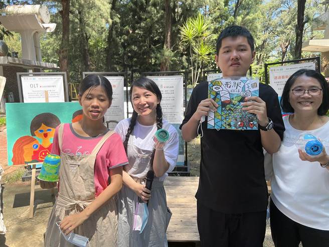 北漂青年周欣怡（左二）返乡创办慢漫小画室推动障碍者艺术陪伴。（洪荣志摄）