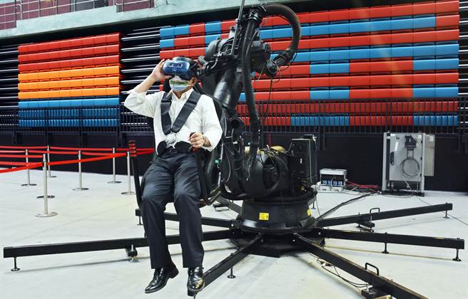 屏东县长潘孟安坐上机械手臂，以不同视角感受屏东山海景象。（林和生摄）