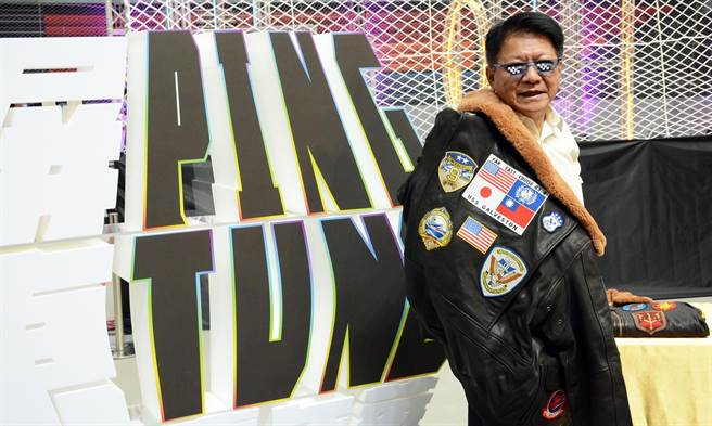 空中嘉年华提供《捍卫战士》电影原厂夹克，屏东县长潘孟安赶搭热潮，穿上拍照。（林和生摄）