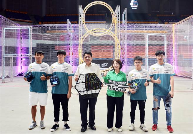 一连3天在屏东体育馆举办的空中嘉年华，充满技术与速度的ＦＰＶ表演赛令人期待。（林和生摄）