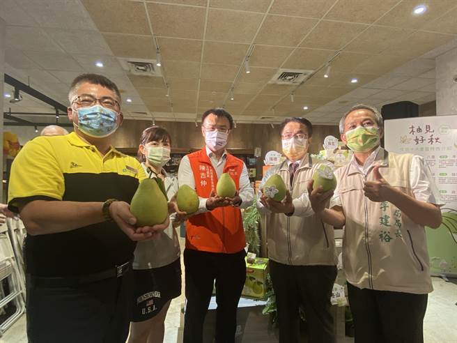 农委会主委陈吉仲(中)到麻豆说明文旦产销策略，强调大陆暂停进口文旦对产销影响不大。(曹婷婷摄)