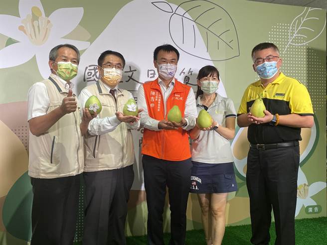 农委会主委陈吉仲(中)到麻豆说明文旦产销策略，强调大陆暂停进口文旦对产销影响不大。(曹婷婷摄)