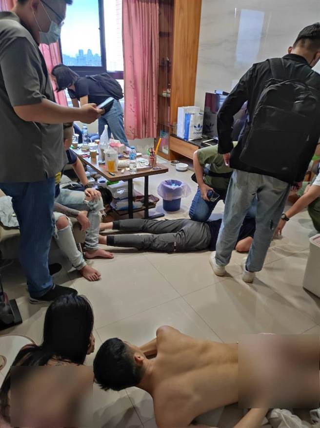 彰化地檢署指揮員林警分局等單位，10日破獲設於高雄市某大樓的水房，當警方荷槍實彈，破門而入，只見年輕詐騙頭子和女騙子兩人一絲不掛，警方指著槍，眼睛也不太敢瞄了。（員林警分局提供／吳敏菁彰化傳真）