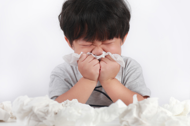 台湾一名11岁男童喷嚏打不停，看了耳鼻喉科也没有，之后才惊觉是肠道出问题。(示意图/达志影像)