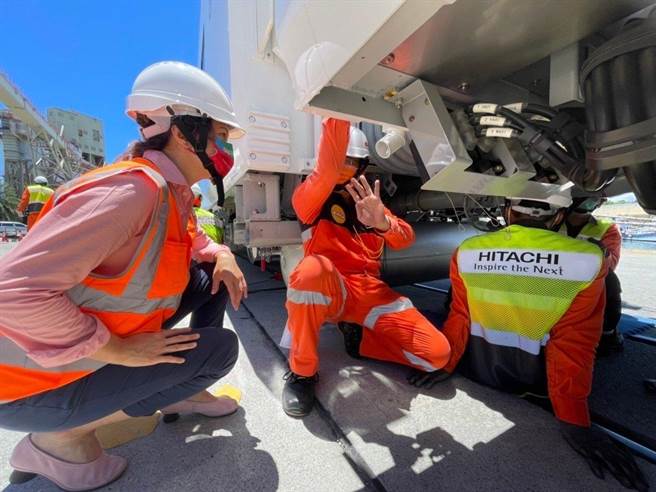 民进党花莲县长参选人Kolas 今到花莲港关心EMU3000型城际列车到港过程。（取自脸书）