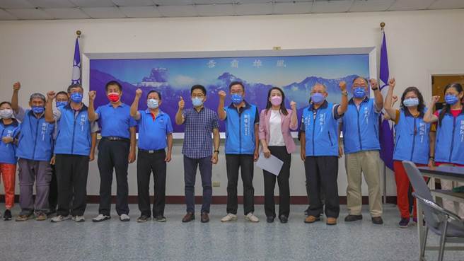 国民党秘书长黄健庭12日前往苗栗督导选情得悉林智坚退选，与谢福弘提出看法。（谢福弘竞总提供／谢明俊苗栗传真）