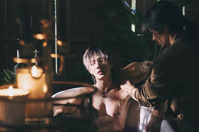 姚淳耀（右）擦澡炎亚纶。（络思本娱乐制作提供）