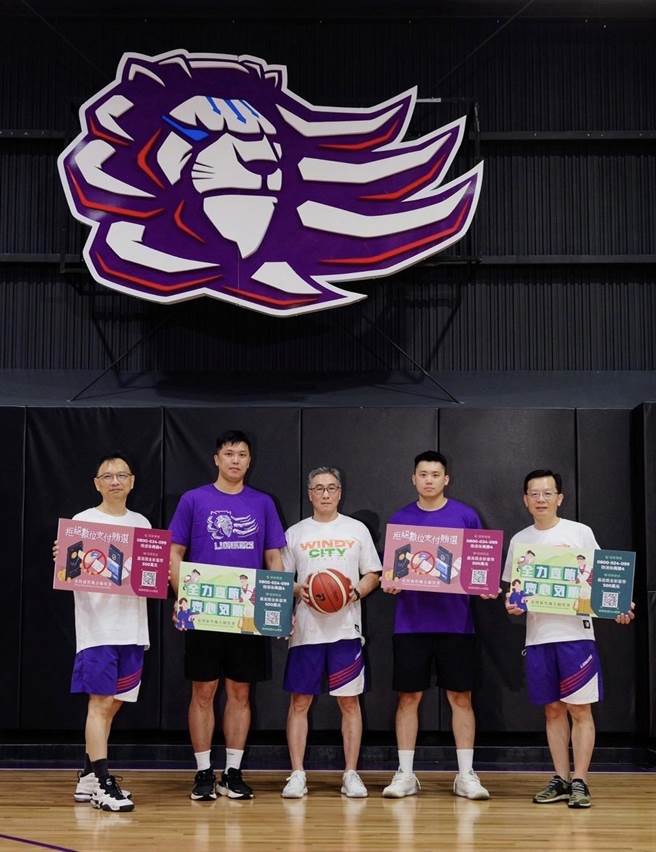 新竹地检署拍摄反贿短片，还邀请新竹攻城狮主力球员现身反贿选。（新竹地检署提供／邱立雅竹县传真）