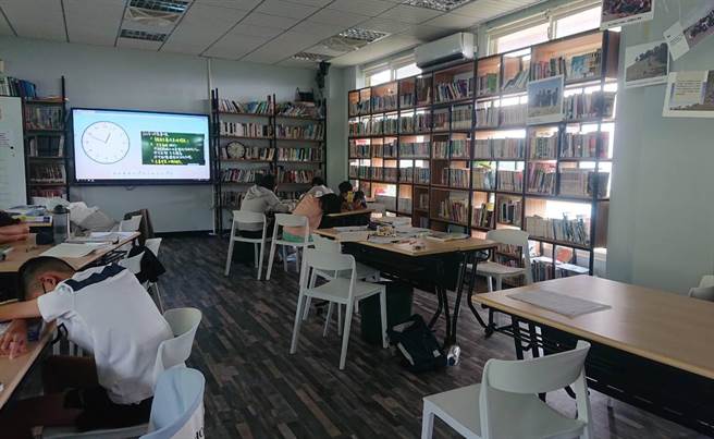 云林县府为使学生在酷夏期间有舒适学习环境，2020年5月以4年分期付款方式提前完成班级冷气装设，（周丽兰摄）