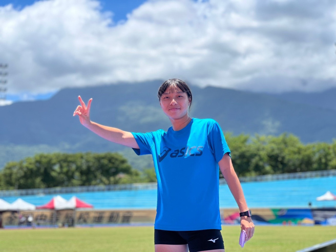 双溪高中的郑怡君，在隔代教养家庭中由祖母照顾长大，顺利考上国立东华大学体育与运。(照片/双溪高中提供)

