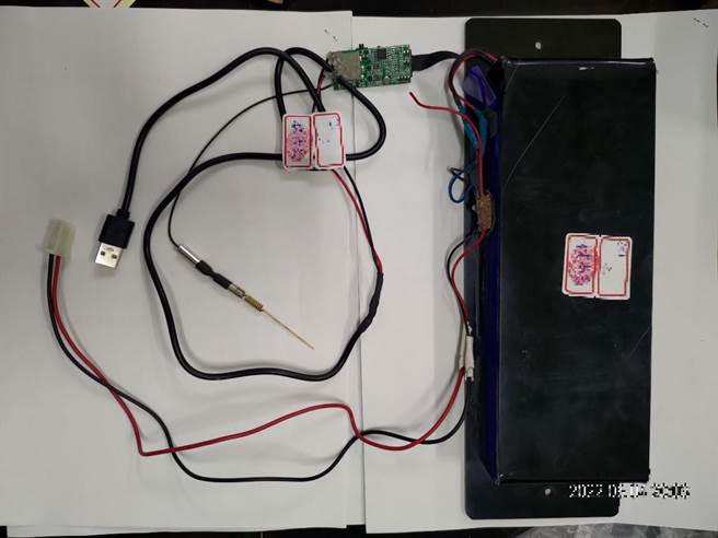 黃男在摩鐵內裝針孔攝影機及拆卸之餐點送達提示盒。（高雄地檢署提供／袁庭堯高雄傳真）