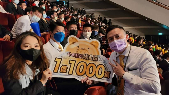 永庆房屋提供新人前9个月每月5万收入保障，以及一对一师徒制培训，无业务经验的蔡幸芸(左一)也能快速上手！图/永庆房屋提供