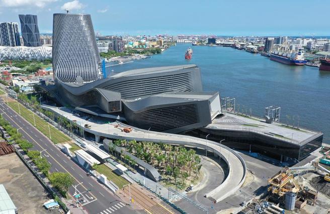 （将分批完工启用的高雄港埠旅运中心，办公装修及智慧化应用统包工程，公告招标。图／港务中心提供）