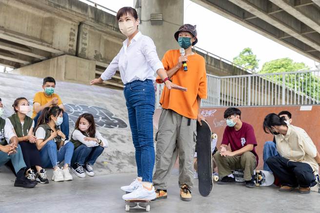 民进党新竹市长参选人沈慧虹12日响应国际青年日，举办「虹姐滑板体验课」，体验上板、收板等滑板基本技巧。（沈慧虹团队提供／王惠慧新竹传真）