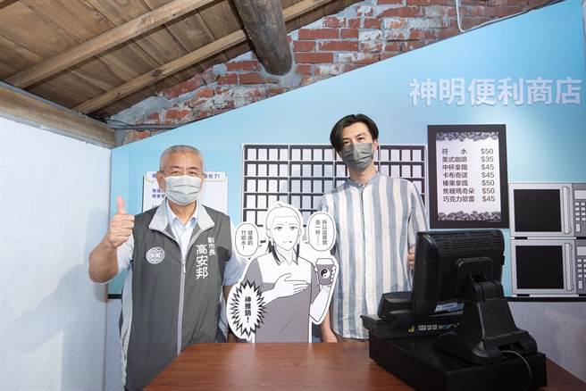 2022桃園漫畫節展出多部台灣原創漫畫作品，右為《神明便利商店》作者謝東霖，左為桃園市副市長高安邦。（文化局提供／蔡明亘桃園傳真）