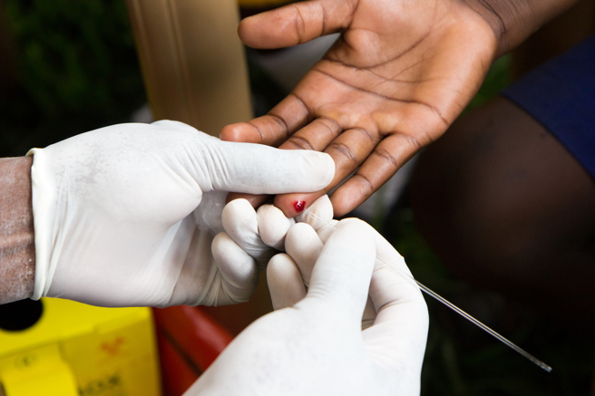 印度一名少女抽出感染愛滋病毒男友的血液，並注射自己體內，以證明對他無堅不摧的愛。(示意圖／shutterstock)