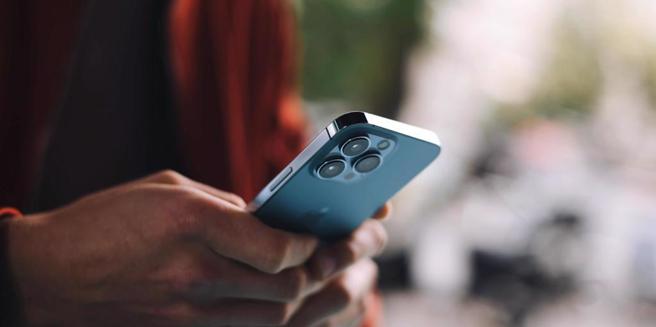 一名网友认为iPhone的iMessage功能缺乏管控，沦为诈骗集团行骗的管道。(示意图/shutterstock)
