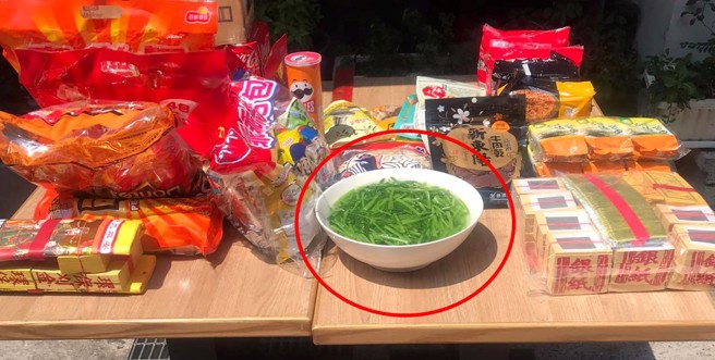 网友中元节在公司拜拜时，发现桌上居然有一碗「空心菜水」，好奇用意究竟是什么。（图／取自脸书爆废公社公开版）