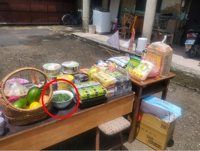 有其他网友分享，自己公司在拜拜时也出现一碗「空心菜水」。（图／取自脸书爆废公社公开版）