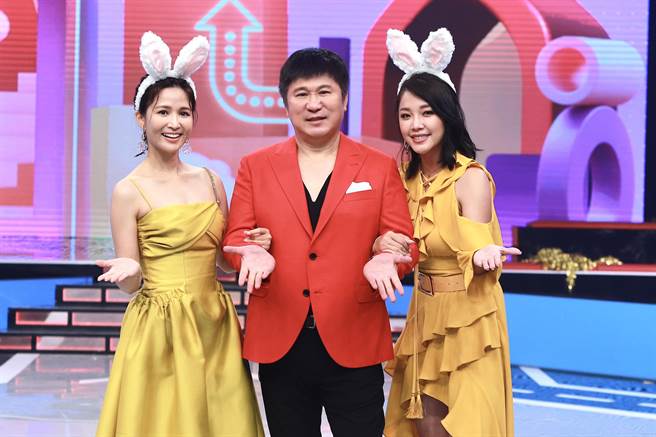 吴怡霈（左起）、胡瓜、赖慧如主持新节目《最强综艺秀》。（民视题供）