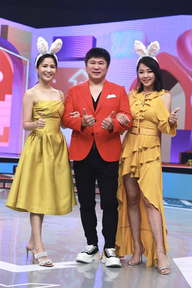 吴怡霈（左起）、胡瓜、赖慧如主持新节目《最强综艺秀》。（民视题供）