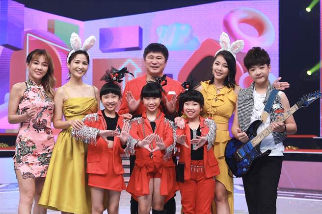 吴怡霈（左2起）、胡瓜、赖慧如主持新节目《最强综艺秀》。（民视题供）