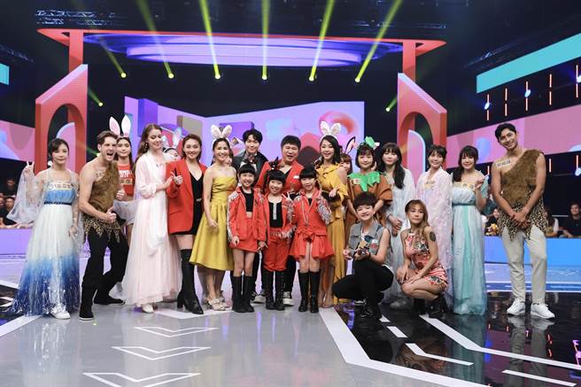 吴怡霈、胡瓜、赖慧如今与达人、选手录制新节目。（民视题供）