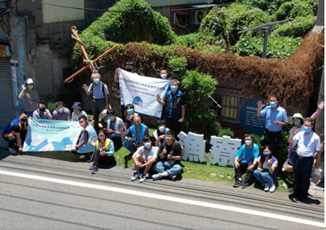 弘光科大团队在梧栖渔寮区进行荒地改造后合。（照片/弘光科技大学提供）	