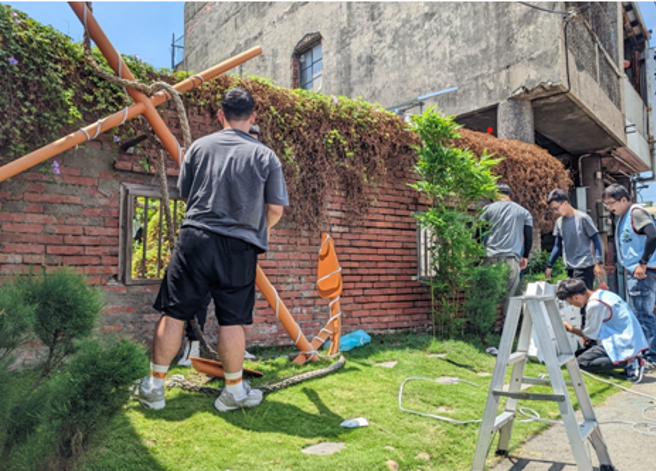 弘光科大团队在梧栖渔寮区进行荒地改。（照片/弘光科技大学提供）