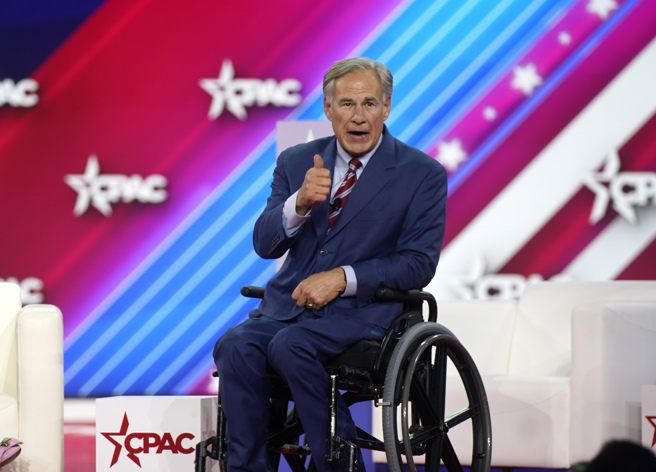 极端保守的共和党籍德州州长艾波特（Greg Abbott）让数以百计寻求庇护者搭乘巴士北上，目的是施压总统拜登政府遏阻移民跨境。(图／美联社)