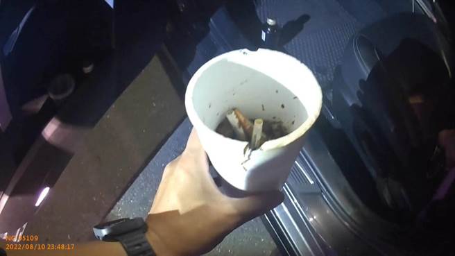 眼尖的員警也在車內找到用飲料杯裝著的菸蒂，那一根是吸食過的K他命香菸。（高市苓雅分局提供／楊舒婷高雄傳真）
