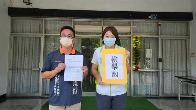 曾琮恺（左）、沈夙峥，12日向廉政署检举林明溱机要秘书违法任职。（曾琮恺提供／廖志晃南投传真）