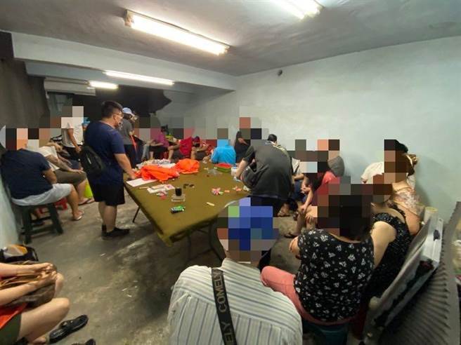 贷款公司深夜人声鼎沸，屏警循线破获职业赌场。(警方提供)