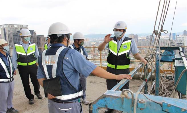 勞動部職安署為有效抑止職災發生，繼6月24日、7月7日及7月24日實施全國營造工地同步勞檢之後，今天再度同步擴大檢查建築工程及廠房工程等高職災、高風險工地。（職安署提供／林良齊台北傳真）