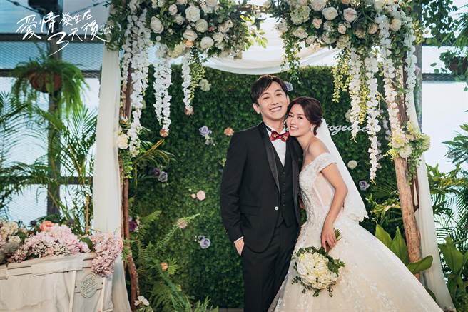 施名帅（左）在终于娶到校花陈语安。（时创影业提供）