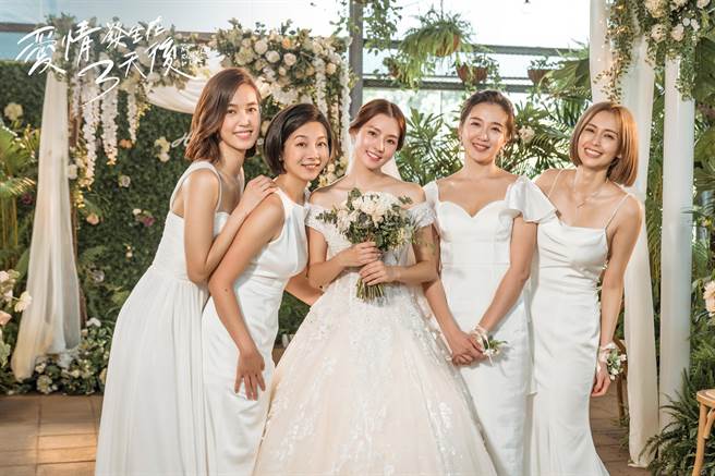 陈语安（中）成新娘，陈庭妮（左一）与袁艾菲（右一）都是她的伴娘。（时创影业提供）