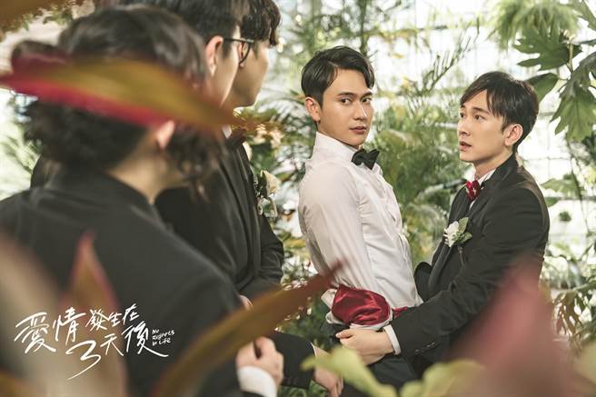刘冠廷（右二）担任施名帅的伴郎。（时创影业提供）