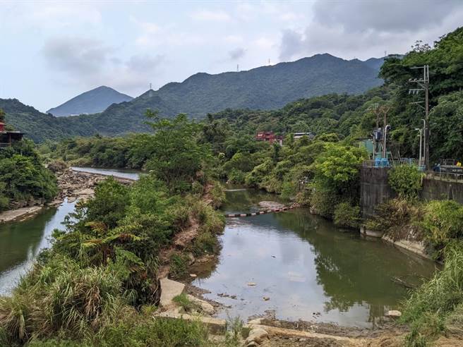 由于北部山区很久没有下雨，自来水公司取水口的水量已经很少了。（读者提供／张志康基隆传真）