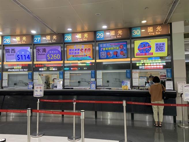 北市警方在前往桃机的转运站，设置防诈宣导。（警方提供）