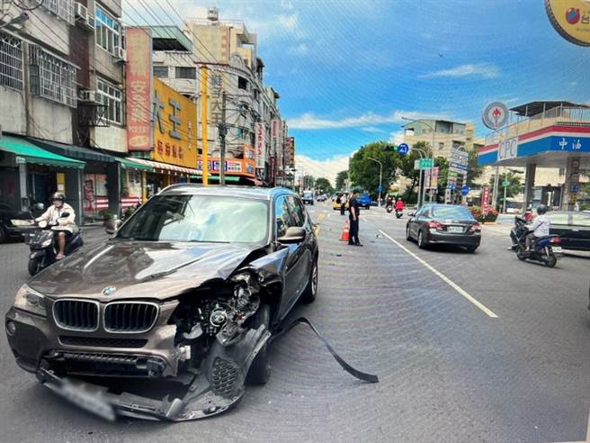 蓝男驾驶的BMW左车头破出一个大洞，可见当时撞击力道有多强大。（高适凤山分局提供／杨舒婷高雄传真）