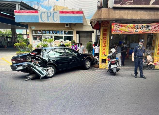 洪男遭撞后小客车失控，衝向对向车道，撞击对向曾男驾驶的计程车及张女骑乘的重机车，并造成加油站旁的民宅建筑物柱子毁损。（高市凤山分局提供／杨舒婷高雄传真）