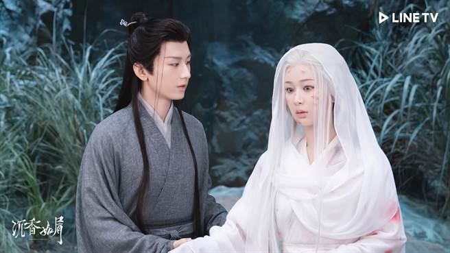 杨紫剧中（右）忘不了成毅，渡了近900年夜忘川，直到白髮眼盲，观眾直呼虐心。（LINE TV提供）