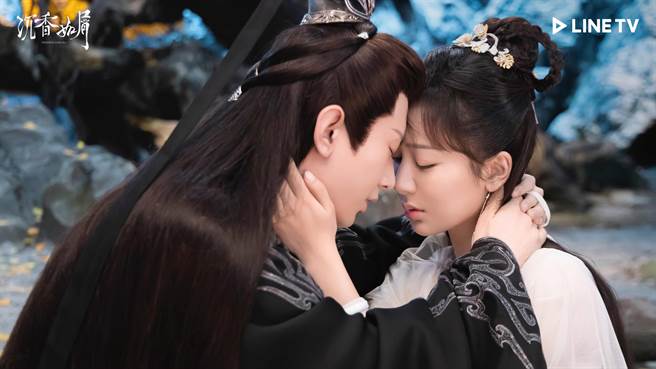 成毅（左）、杨紫剧中苦情虐恋。（LINE TV提供）