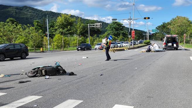 台九線鳳林鎮萬榮國中前路段車禍事故，電動機車被噴飛，婦人傷重現場急救，送醫仍不治。（民眾提供）