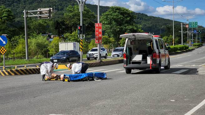 73歲女騎士車禍撞擊力道猛烈，被撞飛約3、4公尺，救護車趕到急救。（民眾提供）