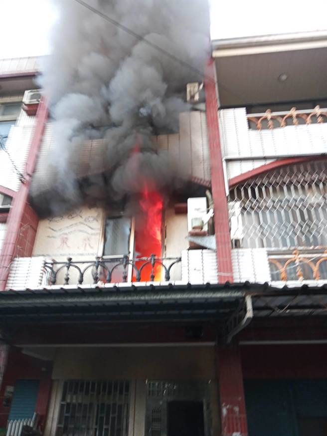 台南市麻豆区寮廍里寮子廍一户民宅除溼机起火，屋内窜出浓烟与火舌。(读者提供／曹婷婷台南传真)