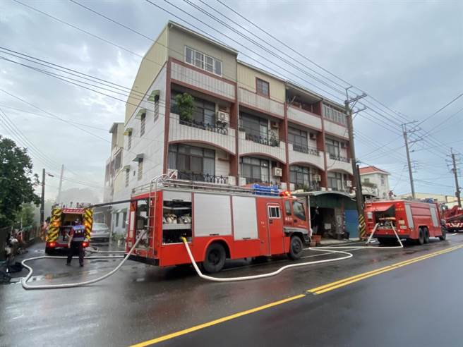台南市麻豆区寮廍里寮子廍一户民宅除溼机起火，警消16分钟熄灭火势。(读者提供／曹婷婷台南传真)