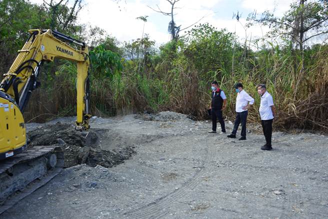 花莲县凤林镇环保科技园区附近农地，疑遭非法挖坑囤积大量厨余，监察委员陈景峻主动调查今下午现勘。（民眾提供）